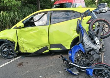 Vídeo: Motociclista fica em estado grave após ser ac3rtado por carro elétrico na Zona Leste