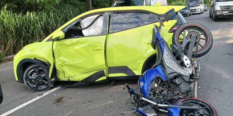Vídeo: Motociclista fica em estado grave após ser ac3rtado por carro elétrico na Zona Leste