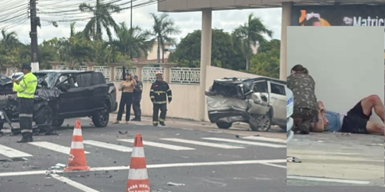 Vídeo: Carros c0lidem em frente de escola, levam poste e motociclista quase é acertado em Manaus