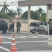 Vídeo: Carros c0lidem em frente de escola, levam poste e motociclista quase é acertado em Manaus