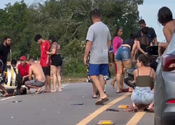 Vídeos: Colisã0 entre carro e motos na AM-070 deixa um m0rt0 e ferid0s em Iranduba