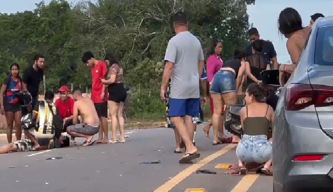 Vídeos: Colisã0 entre carro e motos na AM-070 deixa um m0rt0 e ferid0s em Iranduba