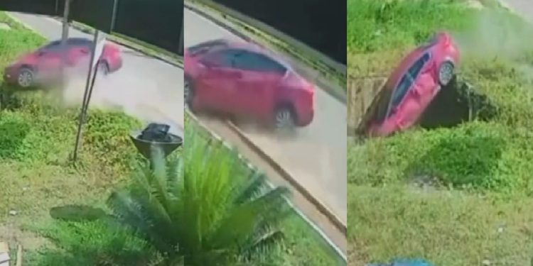 Vídeo: filhos de 11 e 14 anos pegam carro da mãe batem moto e caem na vala