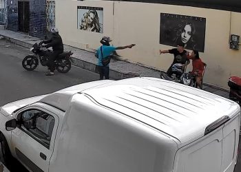 Vídeo: jovem reage e leva tir0 na cabeça durante assalt0 na rua: ‘não faz isso’