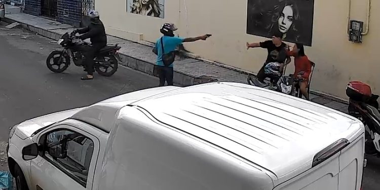 Vídeo: jovem reage e leva tir0 na cabeça durante assalt0 na rua: ‘não faz isso’
