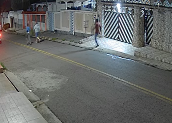 Câmera flagra homens invad1ndo casa em Flores para ex3cutar vít1ma que estava dormindo; veja