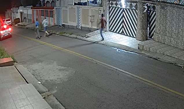 Câmera flagra homens invad1ndo casa em Flores para ex3cutar vít1ma que estava dormindo; veja