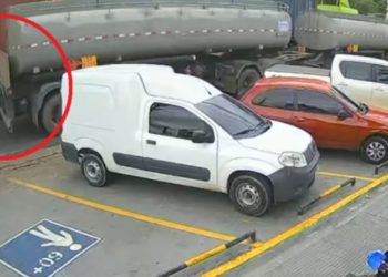 Câmera grava momento em que tenente da FAB coloca moto entre carretas e m0rre em Manaus