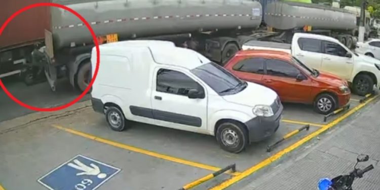 Câmera grava momento em que tenente da FAB coloca moto entre carretas e m0rre em Manaus