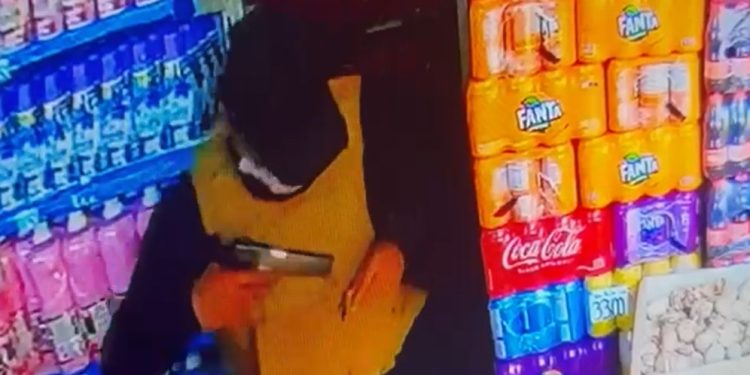 Vídeo: bandid0s armad0s cometem assalt0 em distribuidora na ZL de Manaus