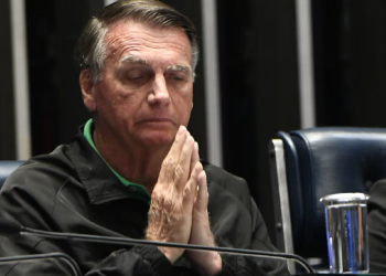 PF cumpre mandados na casa de Jair Bolsonaro, que usará tornozeleira