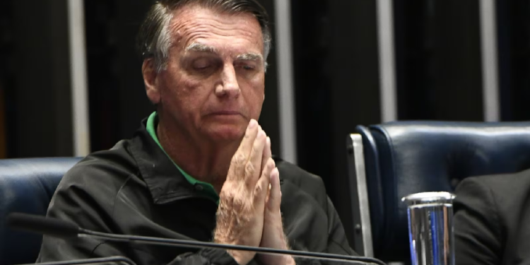PF cumpre mandados na casa de Jair Bolsonaro, que usará tornozeleira