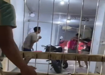 Vídeo: Confusã0 entre dupla vira panc@adar1a em frente à delegacia no Jorge Teixeira