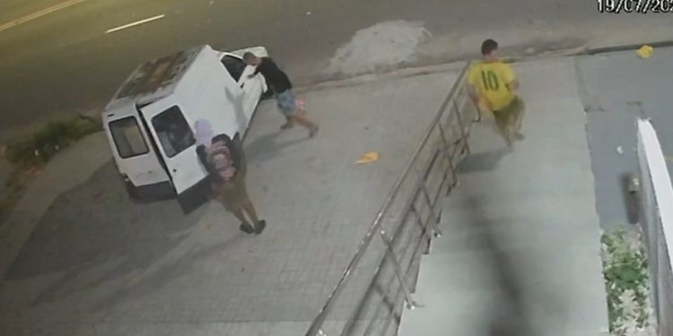 Vídeo: blindados são filmados r0ubando ursinho de pelúcia em Manaus
