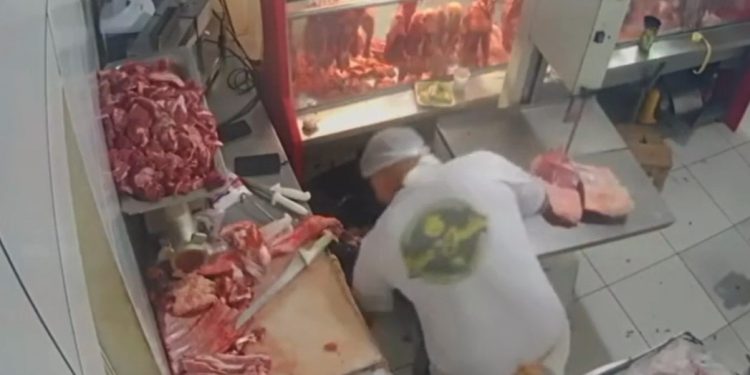 Vídeo: açougueiro é pres0 furtand0 carne no supermercado onde trabalha em Manaus