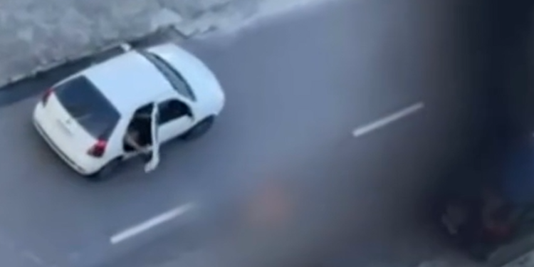 Vídeo: Mulher é arrastad@ no carro do ex-namorado ao buscar pertences e acaba com fr@tura