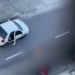 Vídeo: Mulher é arrastad@ no carro do ex-namorado ao buscar pertences e acaba com fr@tura