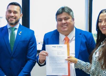 Presidente David Reis assina termo para reforçar defesa do consumidor em Manaus