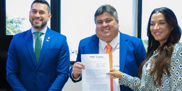 Presidente David Reis assina termo para reforçar defesa do consumidor em Manaus