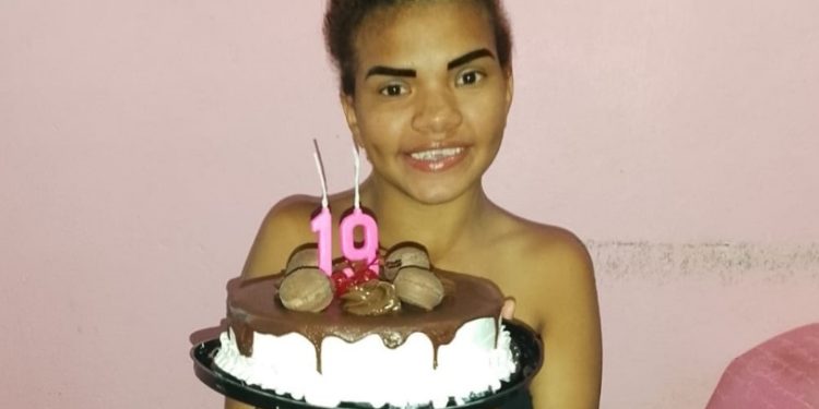 Família procura jovem autista desaparecida em Manaus