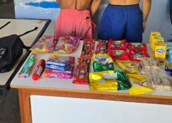 Elinaldo e “Bambu” são pres0s furtand0 biscoito, charque e goma no Amazonas 