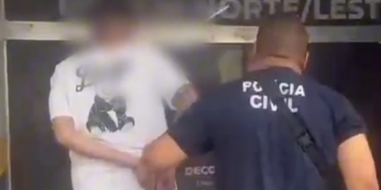 Vídeo: marido ciumento tenta enf0rcar a esposa em cima da cama em Manaus