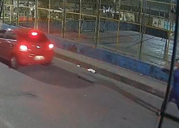 Câmera de segurança flagra assalt0 e r0ubo de veículo em Manaus