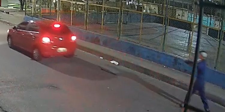 Câmera de segurança flagra assalt0 e r0ubo de veículo em Manaus