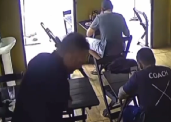 Vídeo mostra l@lau na tranquilidade furtand0 celular em restaurante de Manaus; veja