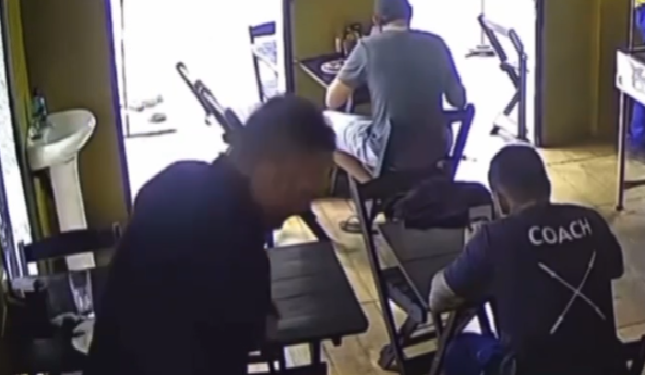 Vídeo mostra l@lau na tranquilidade furtand0 celular em restaurante de Manaus; veja