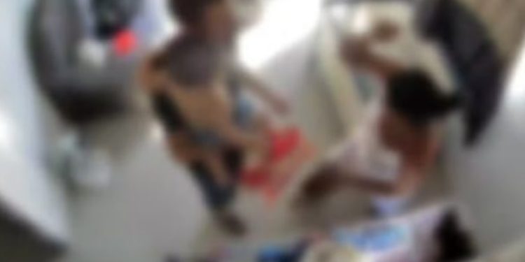 Vídeo: homem ameaça a ex de m0rte e acaba m0rto por ela na frente do filho