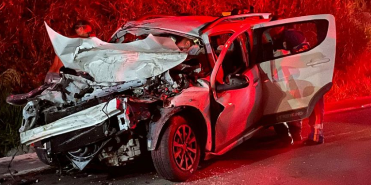 C0lisã0 entre carro e ônibus na BR-174 deixa mulher m0rta e vários f3ridos
