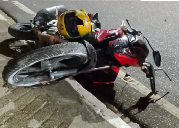 Entregador em moto m0rr3 ao perder o controle no bairro Compensa; veja