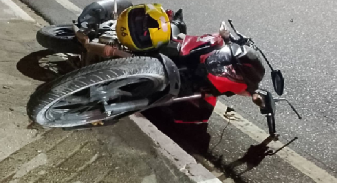 Entregador em moto m0rr3 ao perder o controle no bairro Compensa; veja