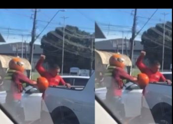 Vídeo: motoqueiro acerta capacete em motorista que derrub0u ele no chão em Manaus