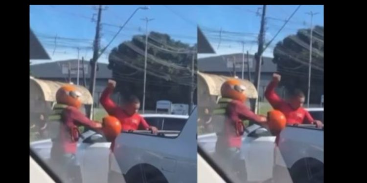Vídeo: motoqueiro acerta capacete em motorista que derrub0u ele no chão em Manaus