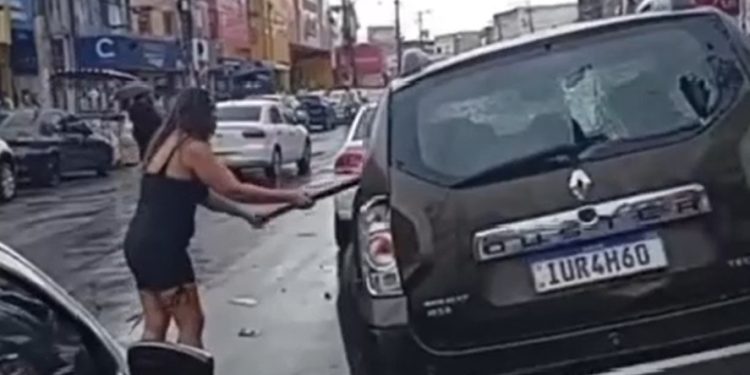 Vídeo: mulher quebra carro do marido para ele não sair mais com a amante: ‘nem eu, nem ela’