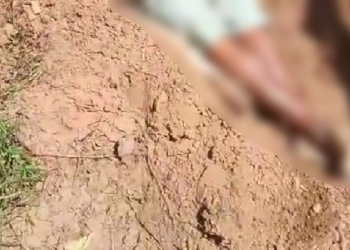 Vídeo: Jovem com blusa do Flamengo é ex3cutad0 com 9 tiros em ramal no Iranduba