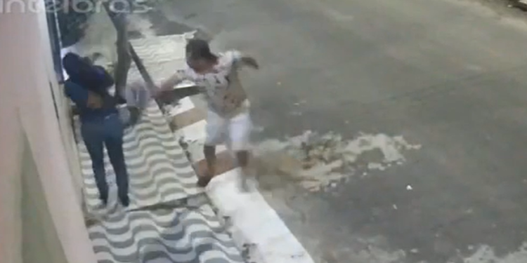 Vídeo mostra homem dando ‘capacetada’ na cabeça de mulher no meio da rua em Parintins; veja
