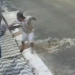 Vídeo mostra homem dando ‘capacetada’ na cabeça de mulher no meio da rua em Parintins; veja