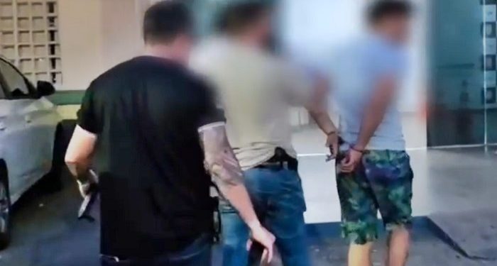 Polícia acaba com ‘disk-dr0ga’ do ‘Pé de Bicho’ ao prendê-lo com semiautomática em Manaus