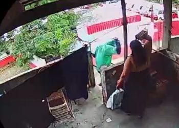 Vídeo: mulher dá tijolada em suspeit0 de assalt0 na casa dela em Manaus