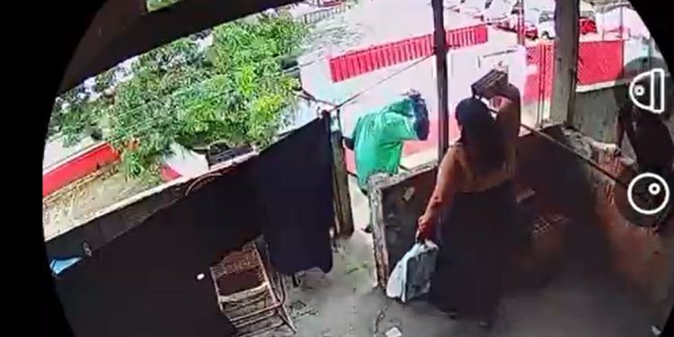 Vídeo: mulher dá tijolada em suspeit0 de assalt0 na casa dela em Manaus