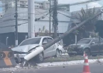 Vídeo: carro derruba poste na Ponta Negra e trânsito fica prejudicado