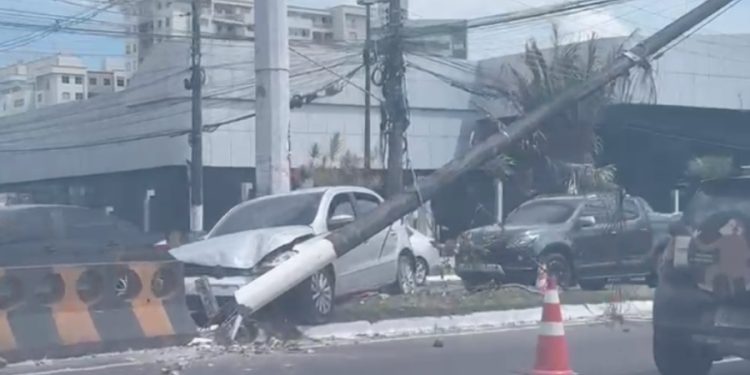 Vídeo: carro derruba poste na Ponta Negra e trânsito fica prejudicado