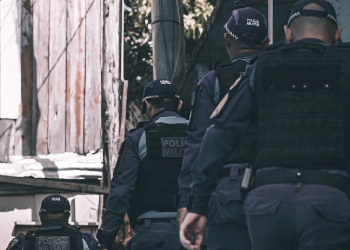 Companheiro da avó é flagrado querendo tomar banho para encobrir estupr0 de autista de 12 anos em Manaus