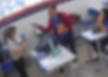 Vídeo: aluno chega atrasado e dá tapã0 em professora dentro de Escola de Tempo Integral
