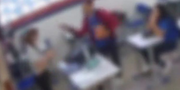 Vídeo: aluno chega atrasado e dá tapã0 em professora dentro de Escola de Tempo Integral