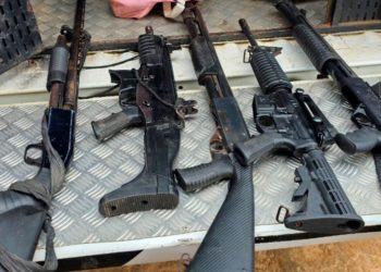 Ribeirinha de 22 anos é pega com fuzil, espingardas e submetralhadora no Amazonas