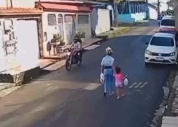 Vídeo: mãe e filha pequena ficam na mira de bandid0s durante assalt0 em Manaus